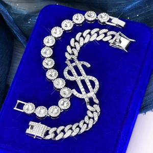 Makroaufnahme von Silber-Dollar-Zeichen-Armband und Diamant-Tennis-Ketten-Set