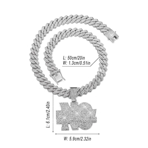 Détail de la chaîne cubaine sertie de strass avec pendentif lettre et dimensions précises