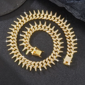 Macro di collana cubana da 20mm dorata con spine e dettagli in strass scintillanti