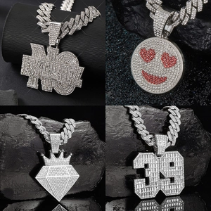 Collection de colliers hip-hop avec pendentifs smileys, couronnes et lettres sertis