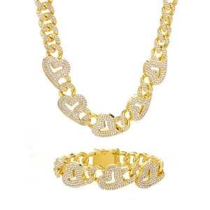 Détail du collier chaîne cubaine dorée 13 mm Iced Out avec maillons en forme de cœur pavés