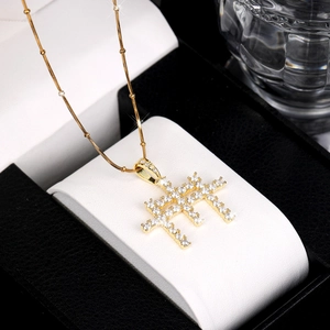 Collier hiphop doré avec pendentif croix en zircon micro-pavé dans une boîte à bijoux