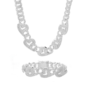 Détail de l'ensemble collier et bracelet à maillons cubains avec cœur pavé de 13mm
