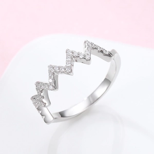 Classic S925 sterling silver zigzag heartbeat ring with sparkling cubic zirconia pavé