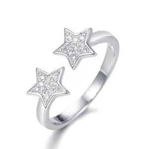 Vue macro d'une bague ajustable en argent S925 avec doubles étoiles serties de pierres