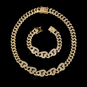 Détail de l'ensemble collier et bracelet à maillons cubains hip hop dorés avec liens cœur