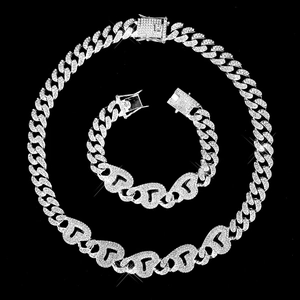 Détail de la chaîne Cuban Link 13mm et du bracelet avec cœurs et pierres zircons