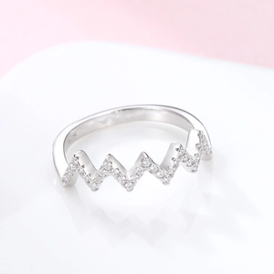 Detailed close-up of S925 sterling silver zigzag ring featuring sparkling zircon inlay