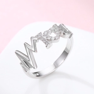 Détail de la bague en argent 925 avec lettrage MOM et cœur serti de zircons étincelants