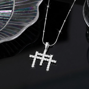 Collier hip hop argenté avec pendentif triple croix serti de zircons brillants