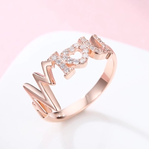Détail d'une bague MOM en or rose avec cœur serti de diamants et ligne EKG
