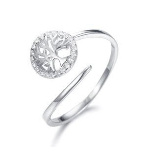 Dettaglio dell'anello in argento S925 con albero della vita e pavé di zirconi bianchi
