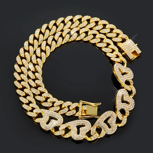 Détail du collier chaîne cubaine dorée avec diamants et maillons en forme de cœur