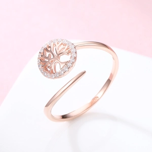 Dettaglio anello albero della vita in argento S925 oro rosa con zirconi incastonati