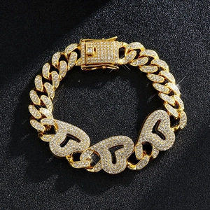 Détail du collier cubain 13mm doré avec maillons en cœur sertis de strass et fermoir box