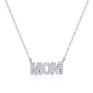 Collana in argento sterling S925 con ciondolo MOM e zirconi scintillanti su sfondo bianco