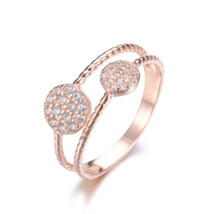 Bague double couche en argent rose doré avec disques pavés et anneau torsadé