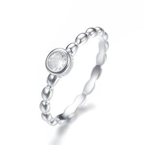 Détail d'une bague en argent S925 avec anneau perlé et un zircon rond étincelant