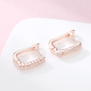 Vue détaillée des boucles d'oreilles en argent S925 doré rose avec zircons en forme de U