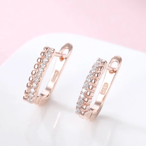 Détail des boucles d'oreilles en argent S925 plaqué or rose avec zircons blancs brillants