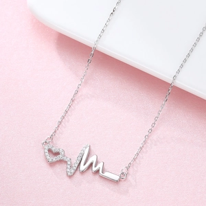Halskette aus S925 Sterlingsilber mit Herzschlag-Anhänger und Diamanten auf Rosa