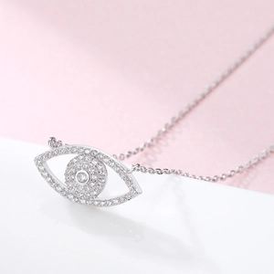Makroaufnahme von S925 Sterling Silber Evil Eye Anhänger mit Zirkonia-Pavé-Besatz