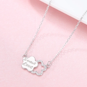 Collier S925 argent avec pendentif double fleur, gravure Sweet Love et zircons micro-pavés
