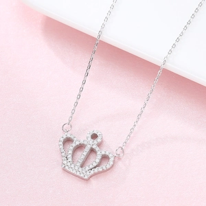 S925 Sterling Silber Kronenanhänger Halskette mit Zirkonia auf rosafarbenem Hintergrund