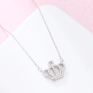 S925 Sterlingsilber Krone Halskette mit Mikro-Pave-Kristallen auf weißem Ständer