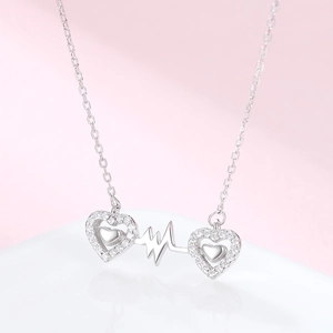 Macro d'un collier battement de coeur en argent 925 avec coeurs en zircone scintillants