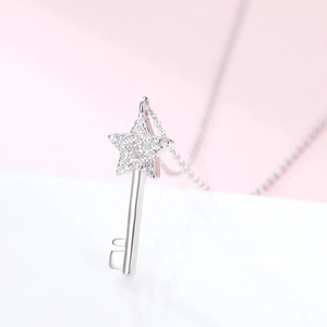 Collier élégant en argent sterling S925 avec pendentif clé étoile et zircons scintillants