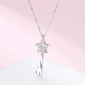 Vue détaillée du pendentif clé étoile en argent S925 serti de zircons étincelants