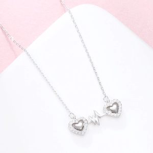 Collier en argent 925 avec pendentifs cœur et battement de cœur en zircon sur fond rose