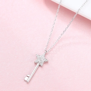 Collier avec pendentif clé étoile en argent S925 orné de zircons cubiques brillants