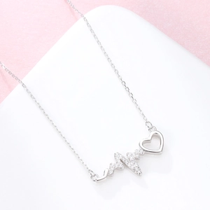 Élégant collier battement de coeur en argent S925 avec pendentif cœur en zircone