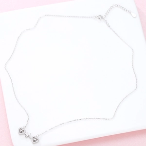 Détail du collier en argent sterling 925 avec double cœur et pendentif battement
