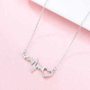 Collier battement de coeur en argent S925 avec pierres d'oxyde de zirconium étincelantes