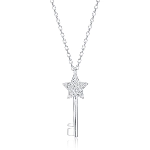 Collier pendentif clé étoile en argent S925 orné de zircons cubiques sur fond blanc pur