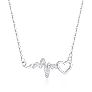 Collier battement de coeur en argent S925 avec pendentif cœur en cristal sur fond blanc