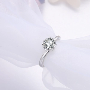Elegant S925 sterling silver snowflake ring featuring a brilliant moissanite stone