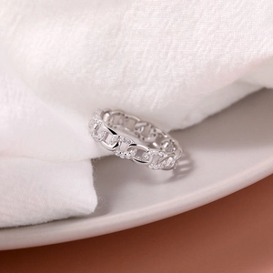 Elegant S925 sterling silver chain ring featuring interlocking links and sparkling cubic zirconia