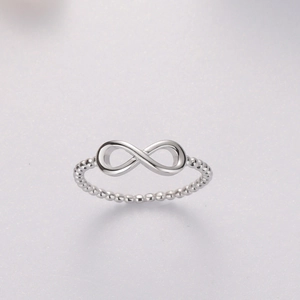 Minimalistischer S925 Sterlingsilber Infinity-Ring mit zarter Perlenstruktur am Band