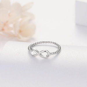 Minimalistischer S925 Sterlingsilber Infinity Ring mit Perlenband Design auf weißem Grund