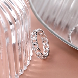 Elegant S925 sterling silver wavy chain ring with shimmering pavé set cubic zirconia