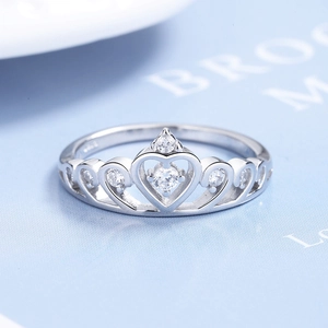 Exquisite 925 sterling silver crown ring with heart-shaped sparkling cubic zirconia