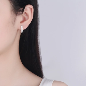Minimalistische S925 Sterling Silber U-Ohrhänger mit funkelnden Zirkonia-Steinen im Pavé-Stil