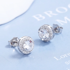 Boucles d'oreilles halo classiques en argent 925 avec zircons ronds de taille brillante