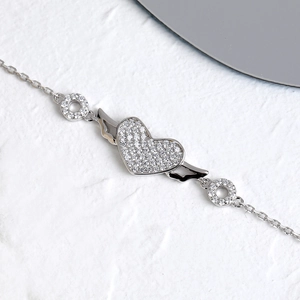 Élégant bracelet en argent s925 avec un cœur étincelant en diamant et des ailes d'ange