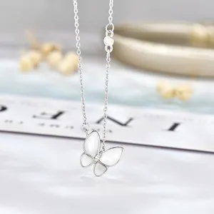 Détail macro du collier papillon en argent 925 avec nacre blanche et cristal brillant