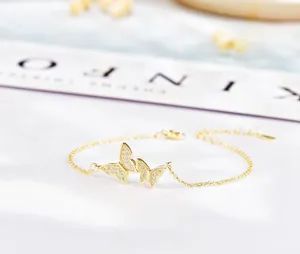 Gros plan détaillé d'un bracelet papillon en argent 925 avec des zircons brillants